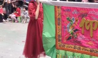 模特踩潮汕祠堂八仙桌拍照 模特踩潮汕祠堂八仙桌拍照